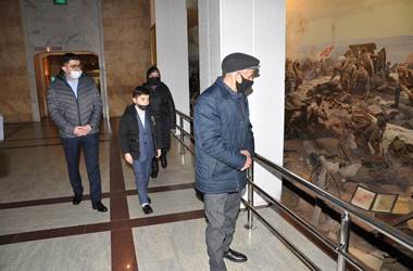 Şehit Olmadan Önce Sn. Bakanımız Hulusi Akar'a "Sözümü Tuttum" Mesajı Gönderen Azerbaycanlı Şehit Üsteğmen Valeh Memiyev'in Ailesi Anıtkabir'i Ziyaret Etti